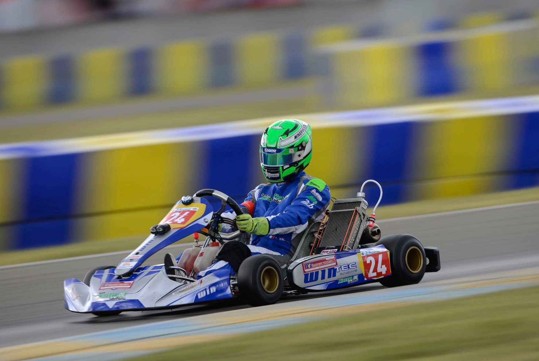 Kart n°24 filé en piste, 24 Heures Karting du Mans