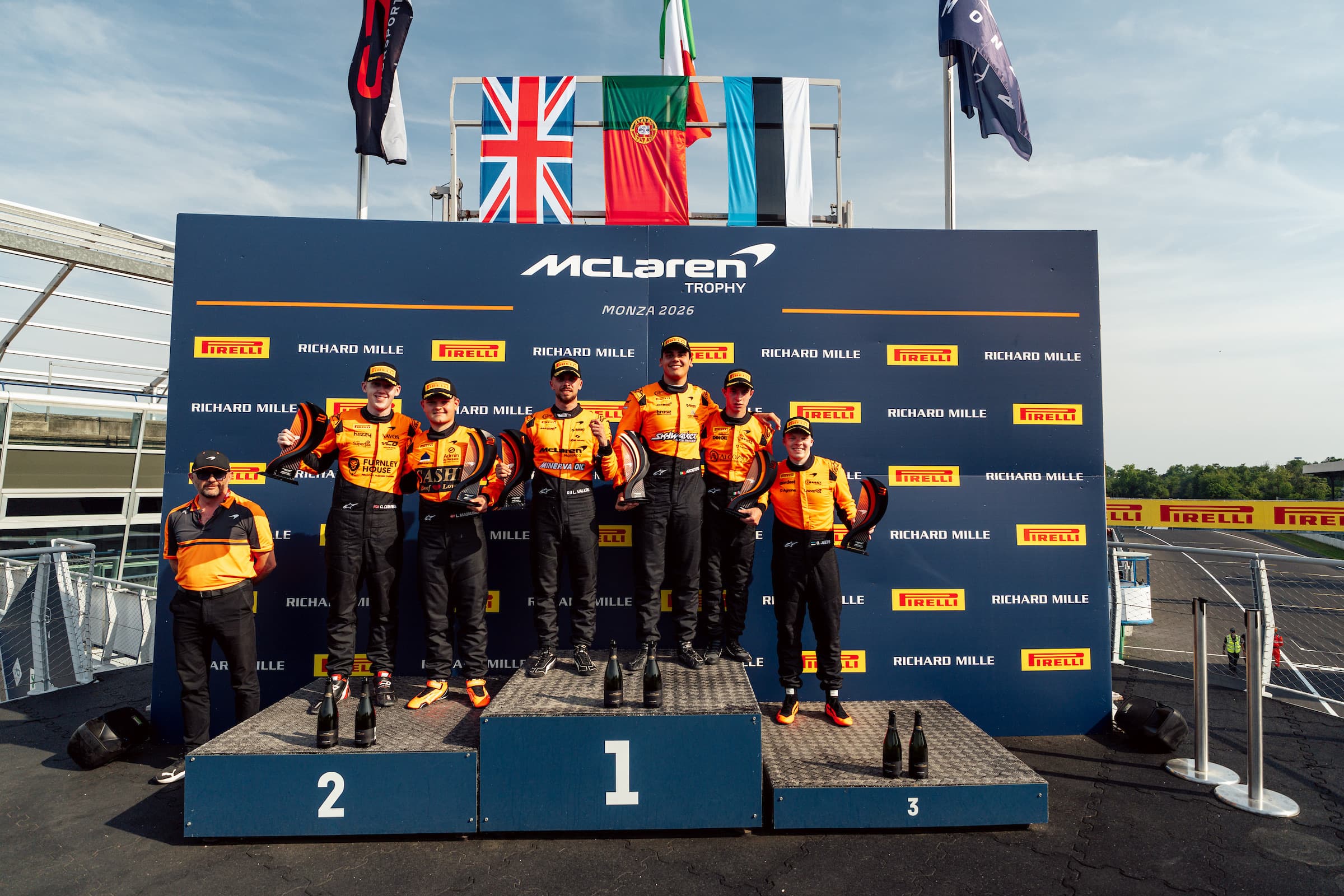 Photo d'équipe sur le podium McLaren Trophy
