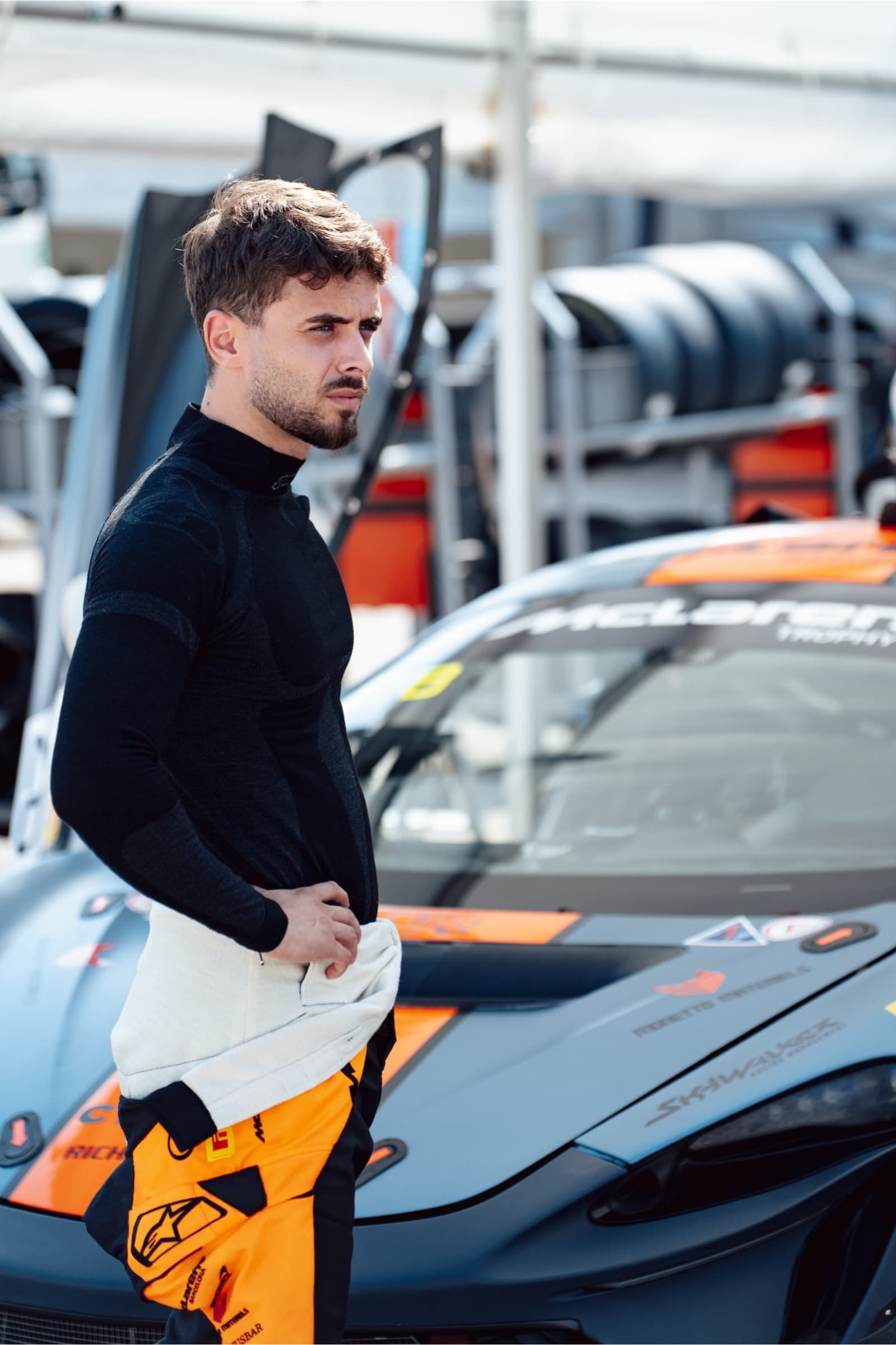 Lucas Valkre dans le paddock, à côté de la McLaren