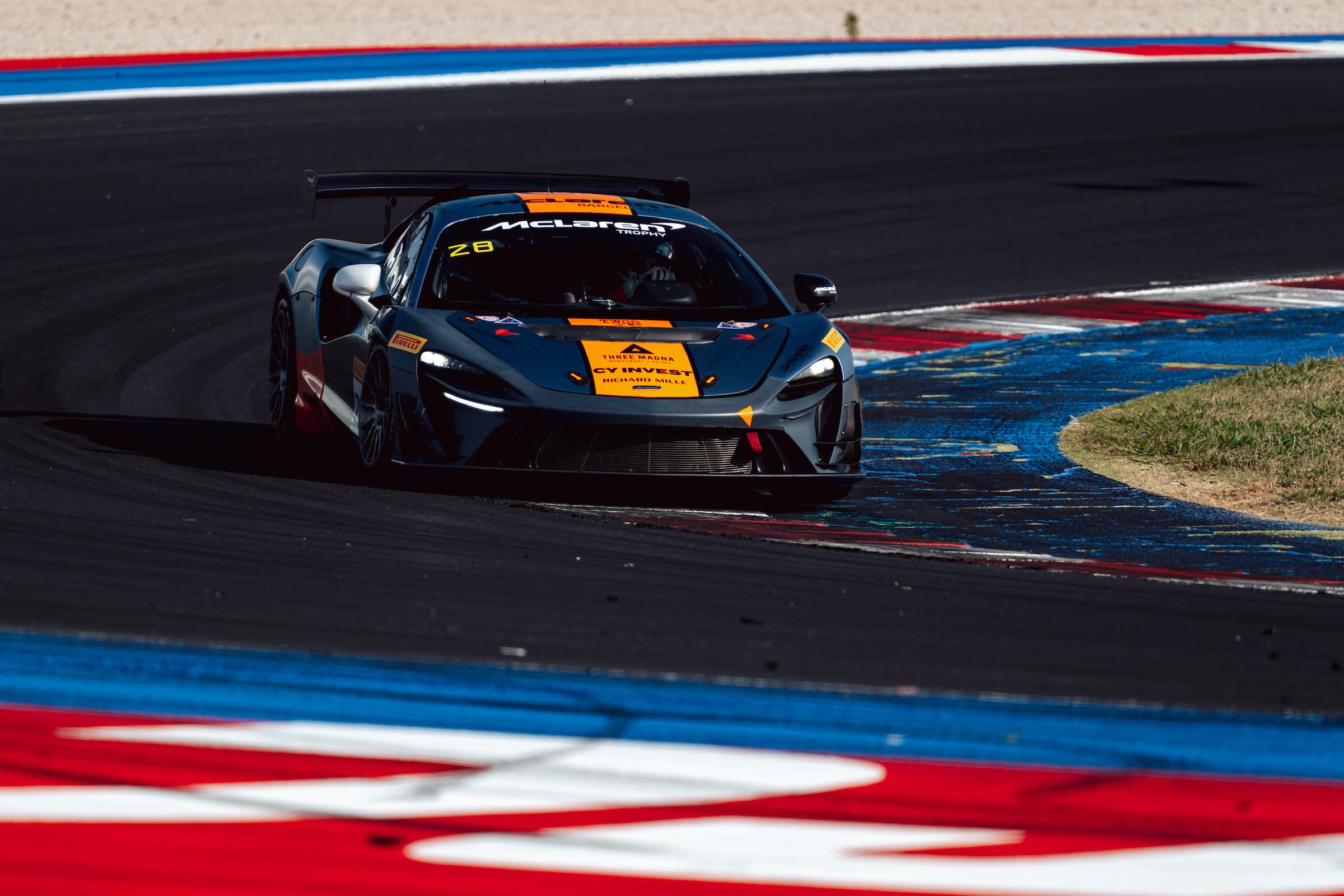 McLaren Artura Trophy en piste, virage relevé