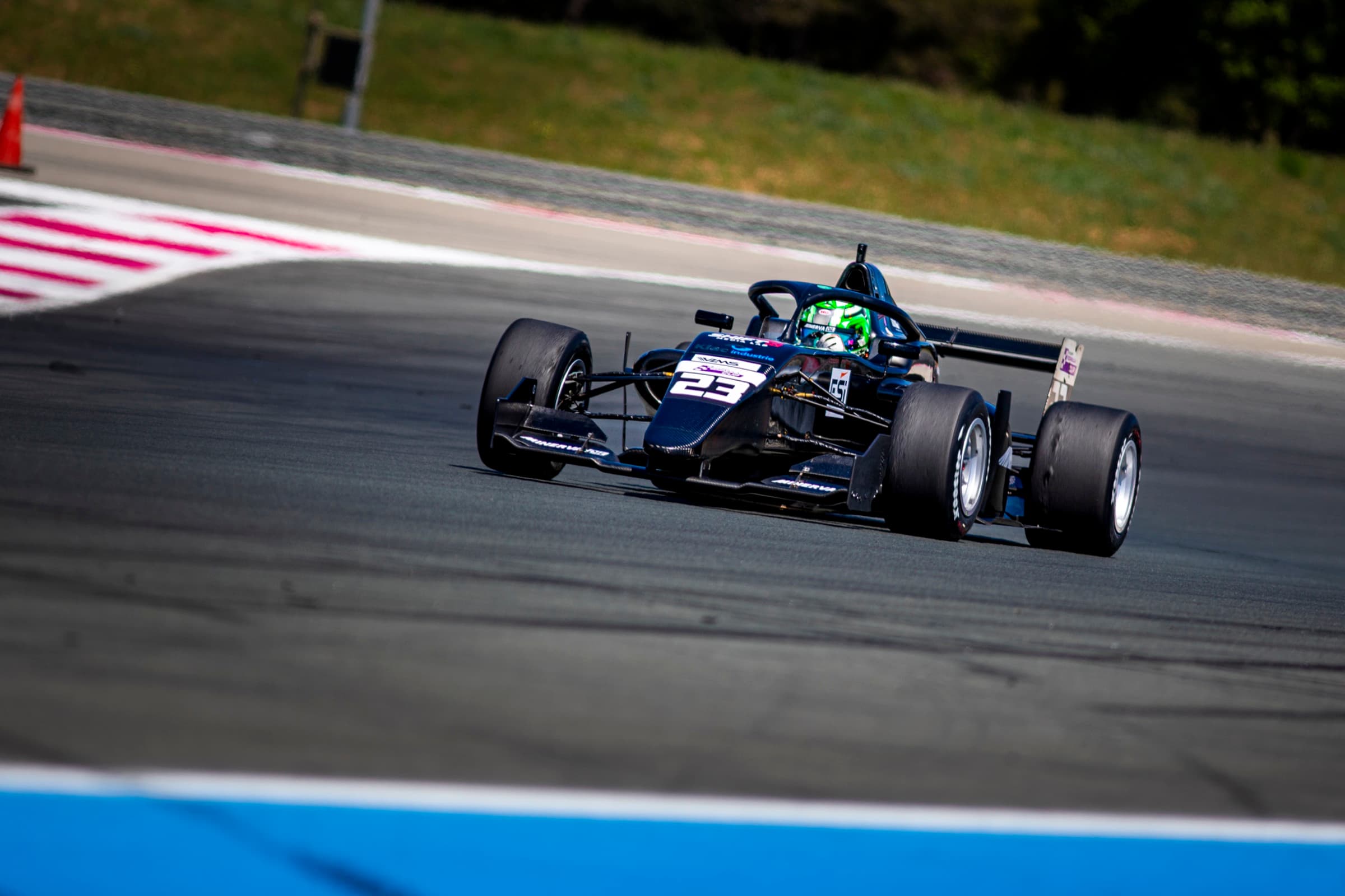 Monoplace F3 en piste, virage rapide