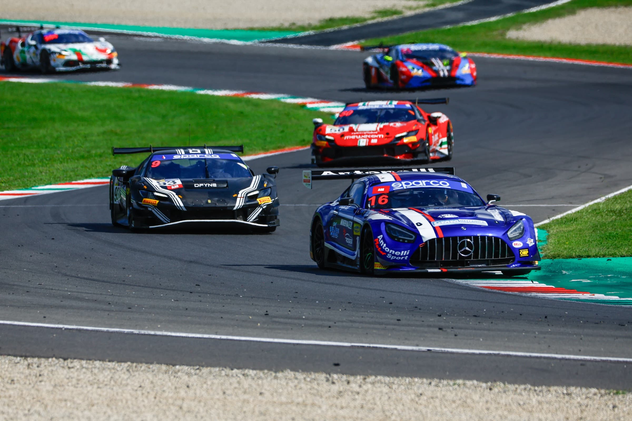 Duel en piste entre plusieurs GT3 à Mugello