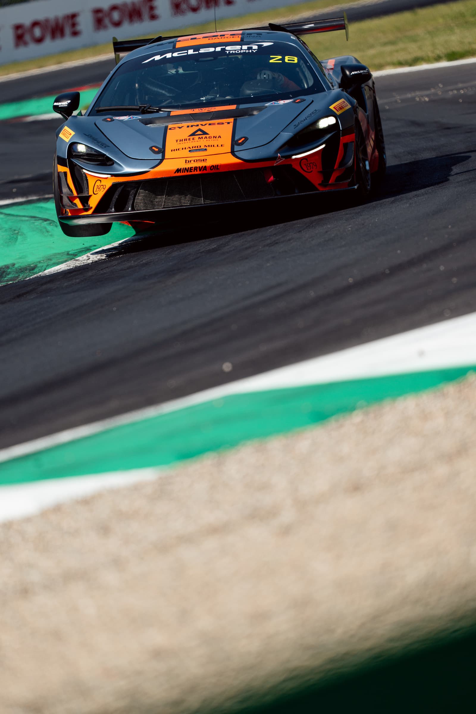 McLaren Artura Trophy orange et grise, virage de Mugello