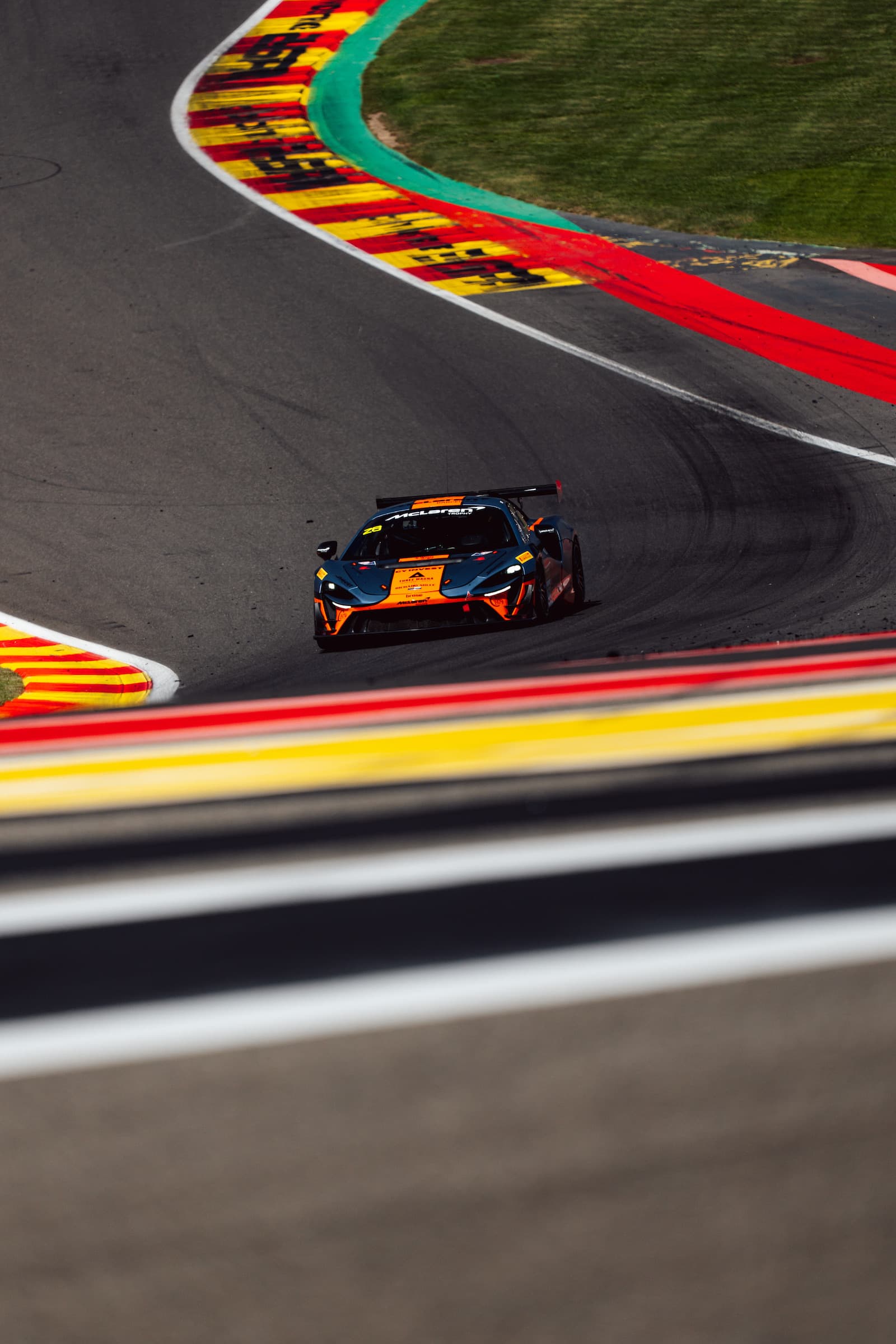 GT3 orange et noire en piste à Spa-Francorchamps