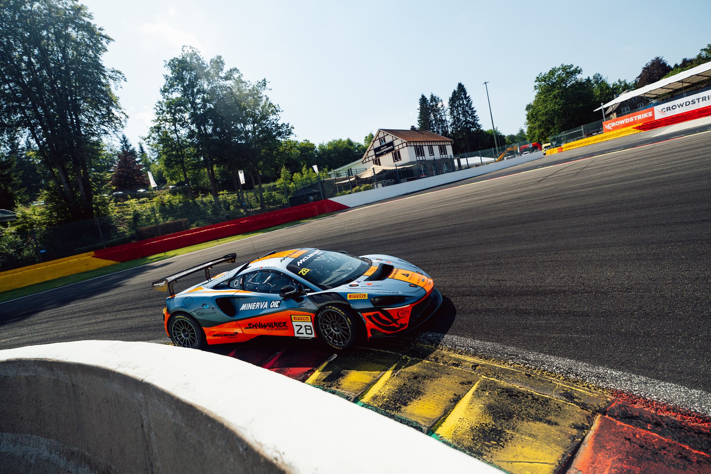 McLaren dans l'Eau Rouge à Spa-Francorchamps