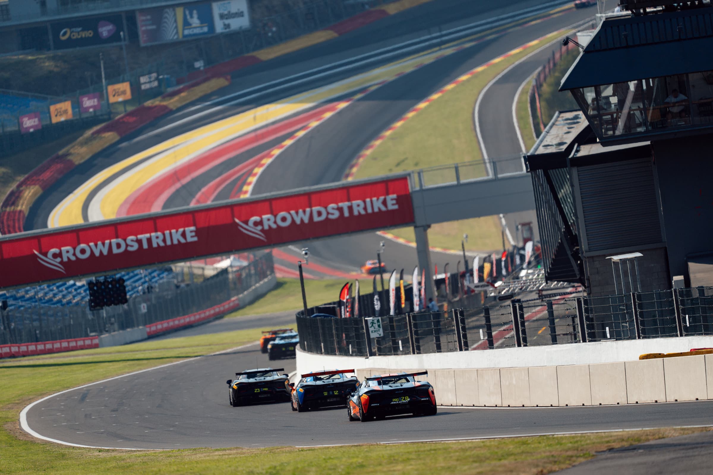Peloton de GT3 dans les tribunes de Spa-Francorchamps