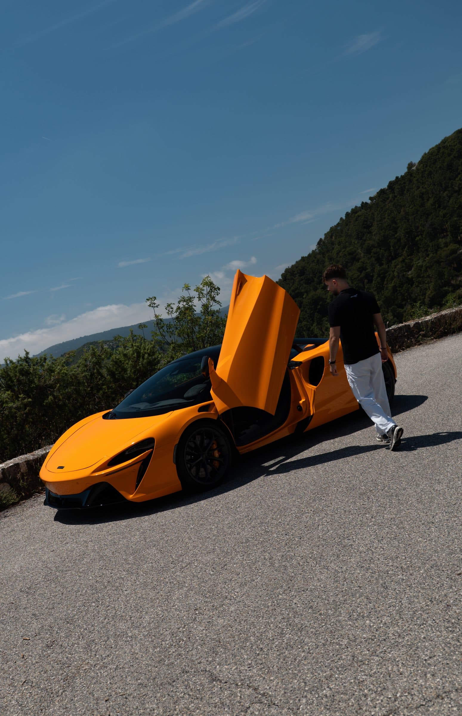 Lucas Valkre marchant aux côtés de la McLaren